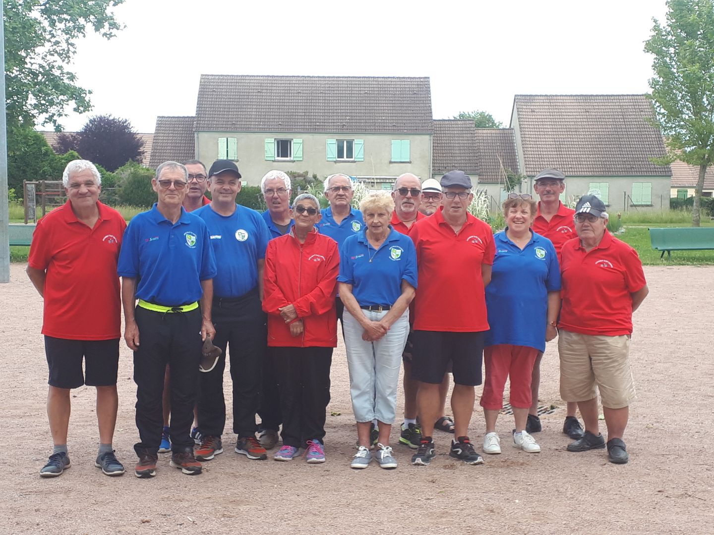 La traditionnelle photo souvenir avec les 2 équipes. La traditionnelle photo souvenir avec les 2 équipes.