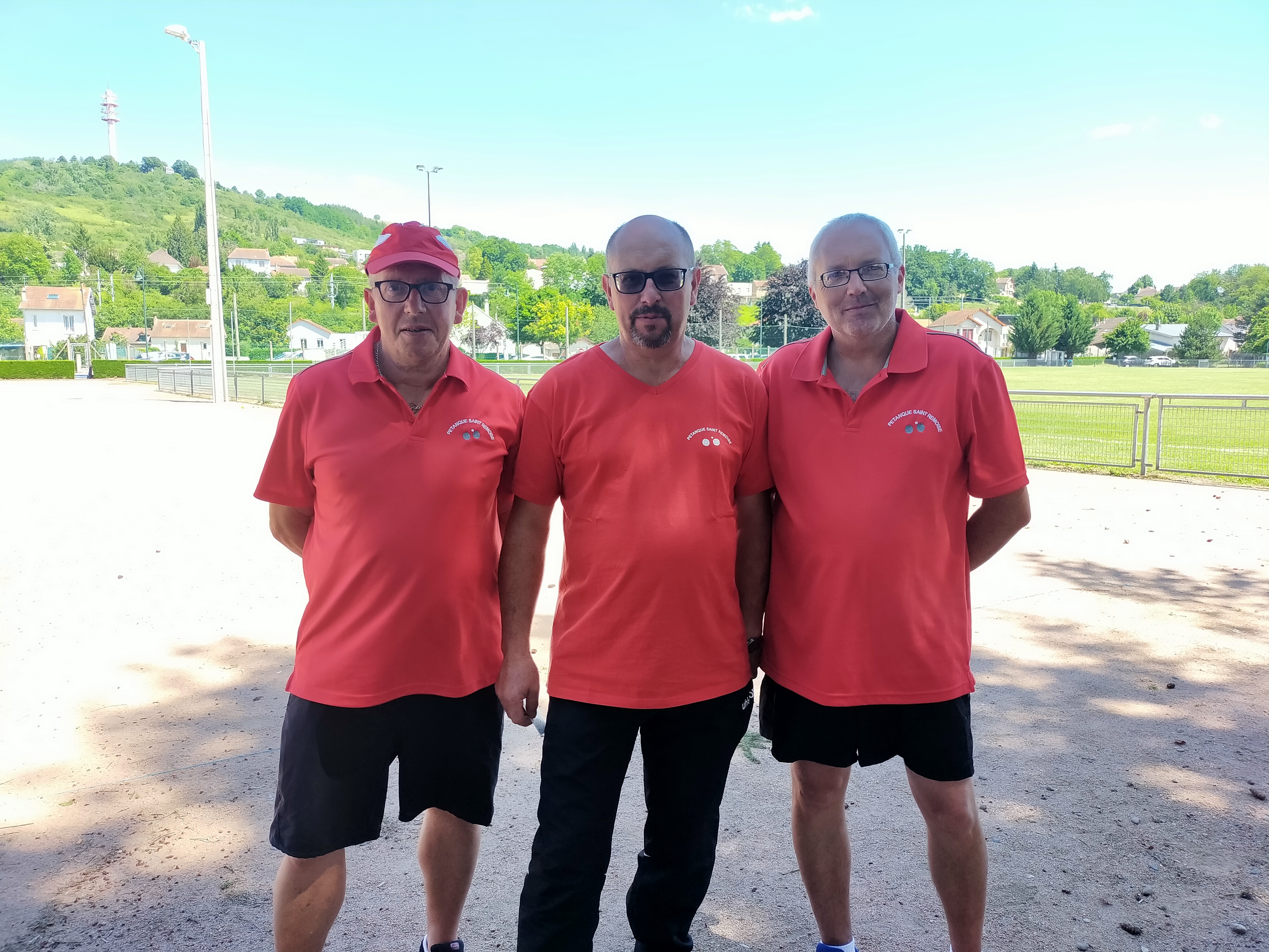 Serge, Denis et Alain posant à l'ombre pour la photo souvenir.