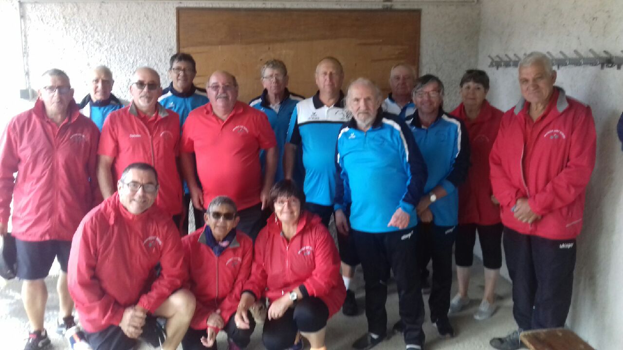 La photo souvenir des 2 équipes prise à l'abri des averses orageuses !