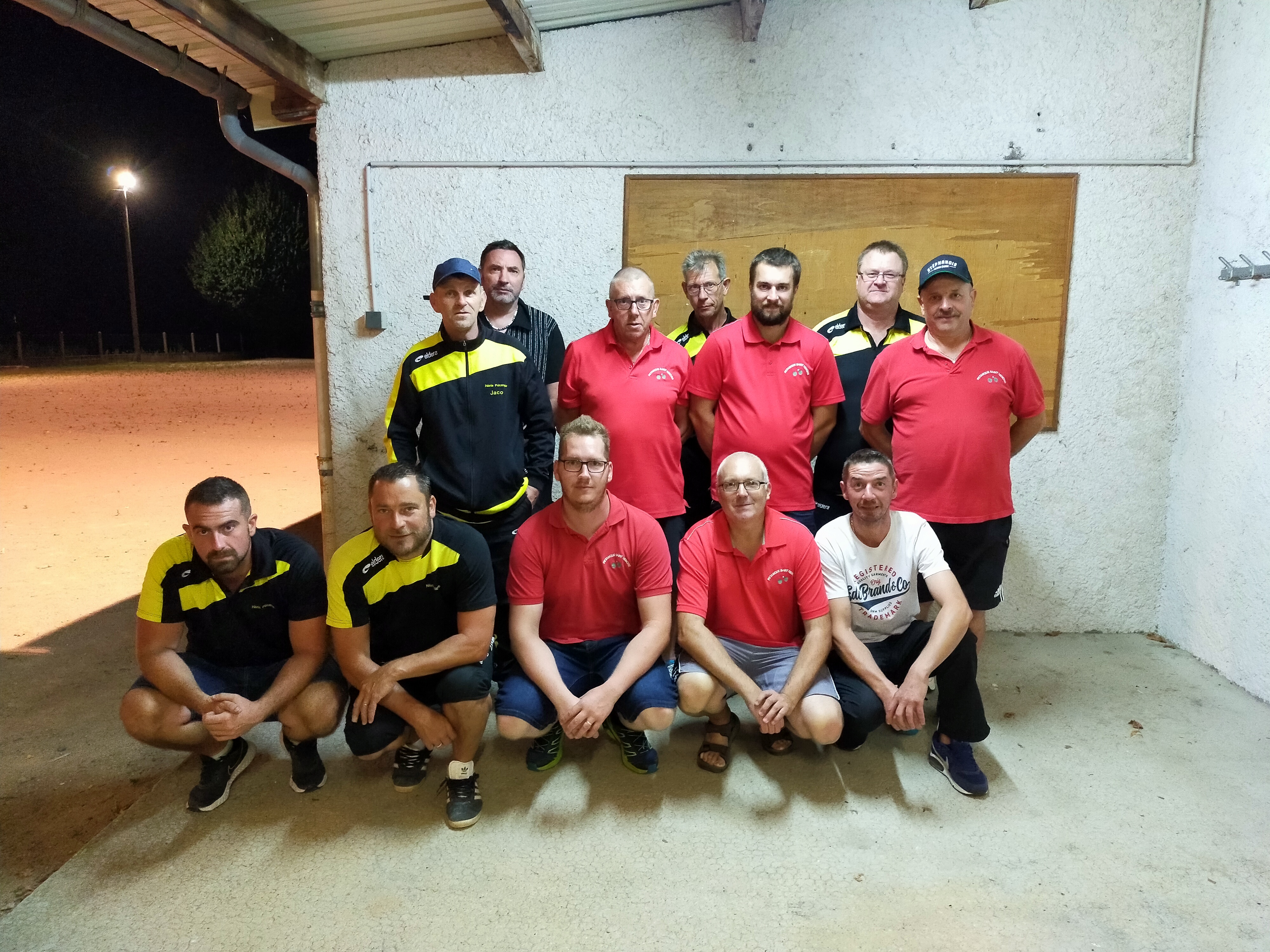 Les joueurs des 2 équipes réunis pour la photo souvenir. Les joueurs des 2 équipes réunis pour la photo souvenir.