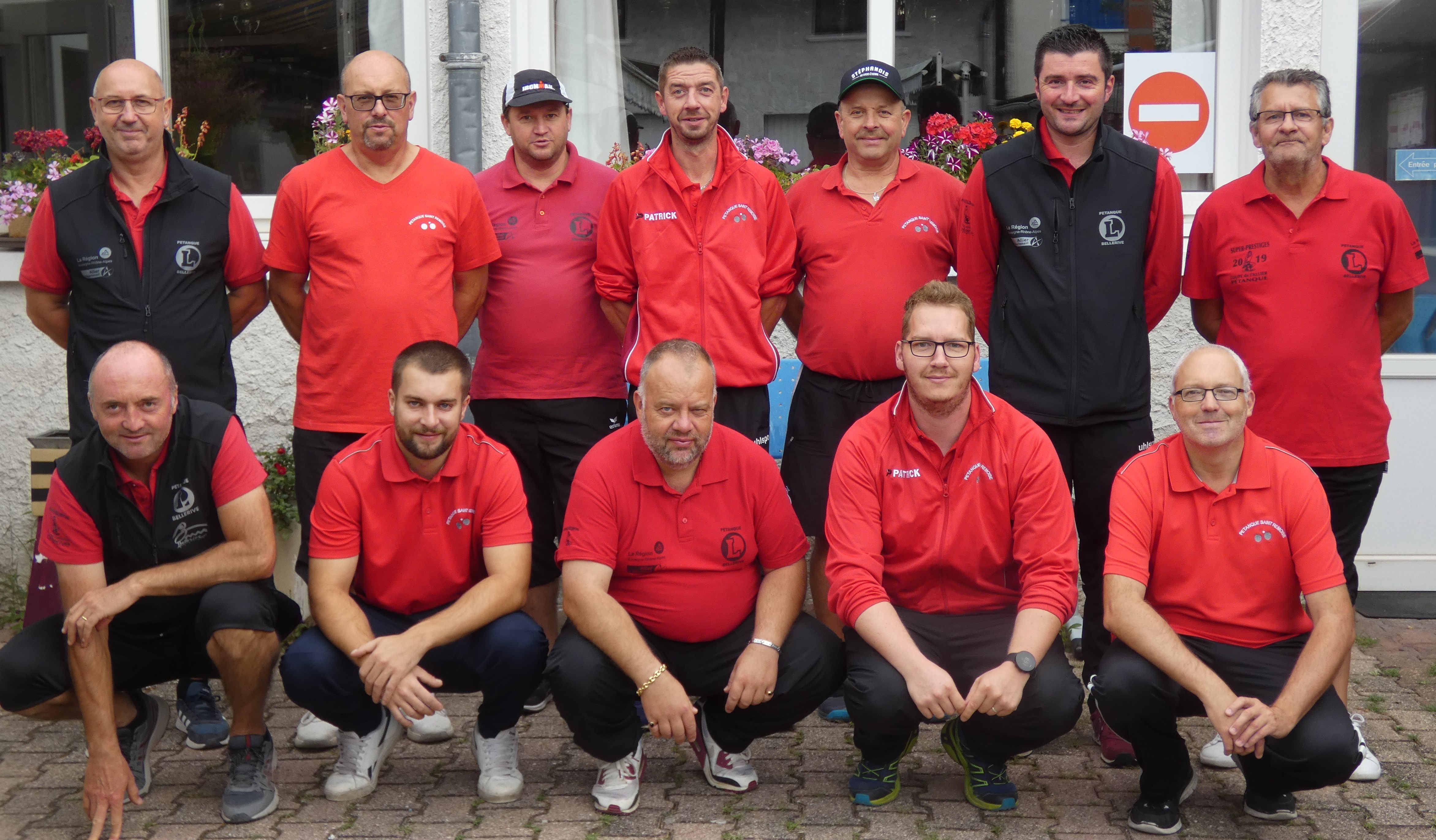 Les 2 équipes prenant la pause sous l'objectif du photographe du jour, Max,  le président bellerivois ! Les 2 équipes prenant la pause sous l'objectif du photographe du jour, Max,  le président bellerivois !