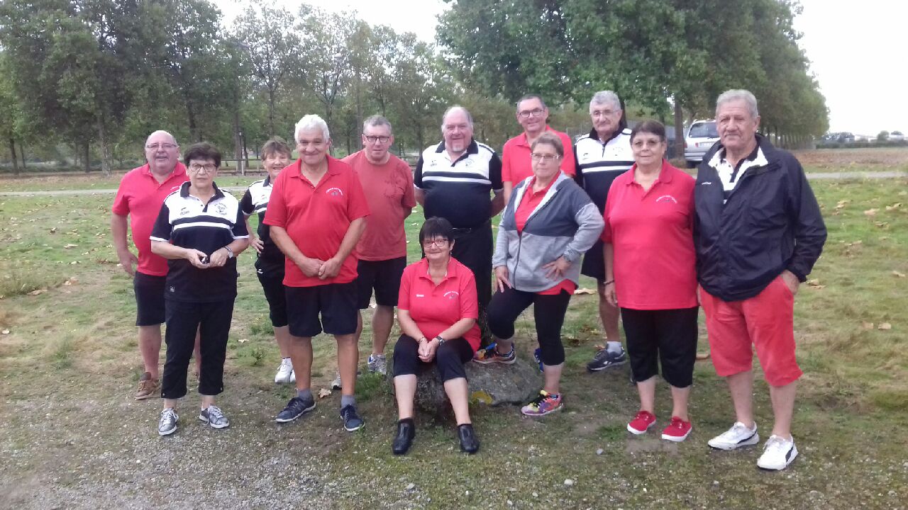 Saint rémois et yzeuriens réunis pour la photo souvenir. Saint rémois et yzeuriens réunis pour la photo souvenir.