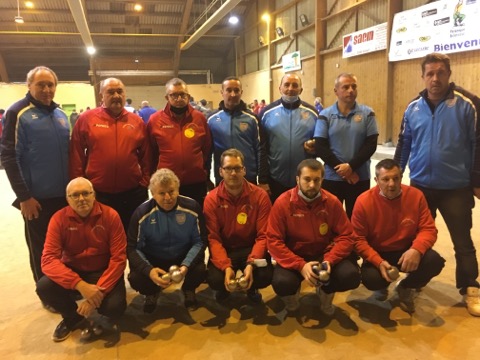 Les 2 équipes réunies pour la photo souvenir de ce bel exploit ! Les 2 équipes réunies pour la photo souvenir de ce bel exploit !