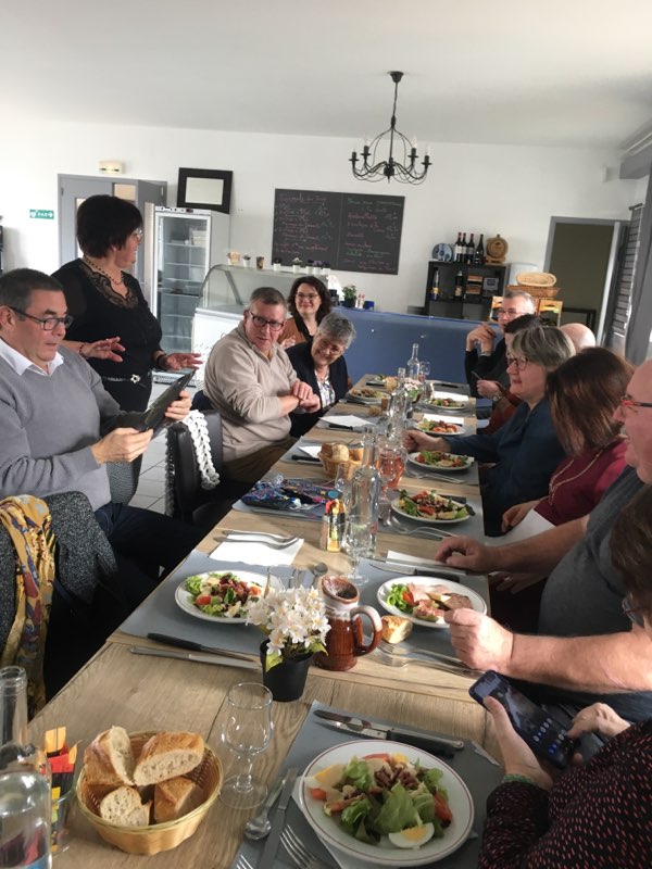 Toute l'attention des convives était accaparée par la star du jour ! Toute l'attention des convives était accaparée par la star du jour !