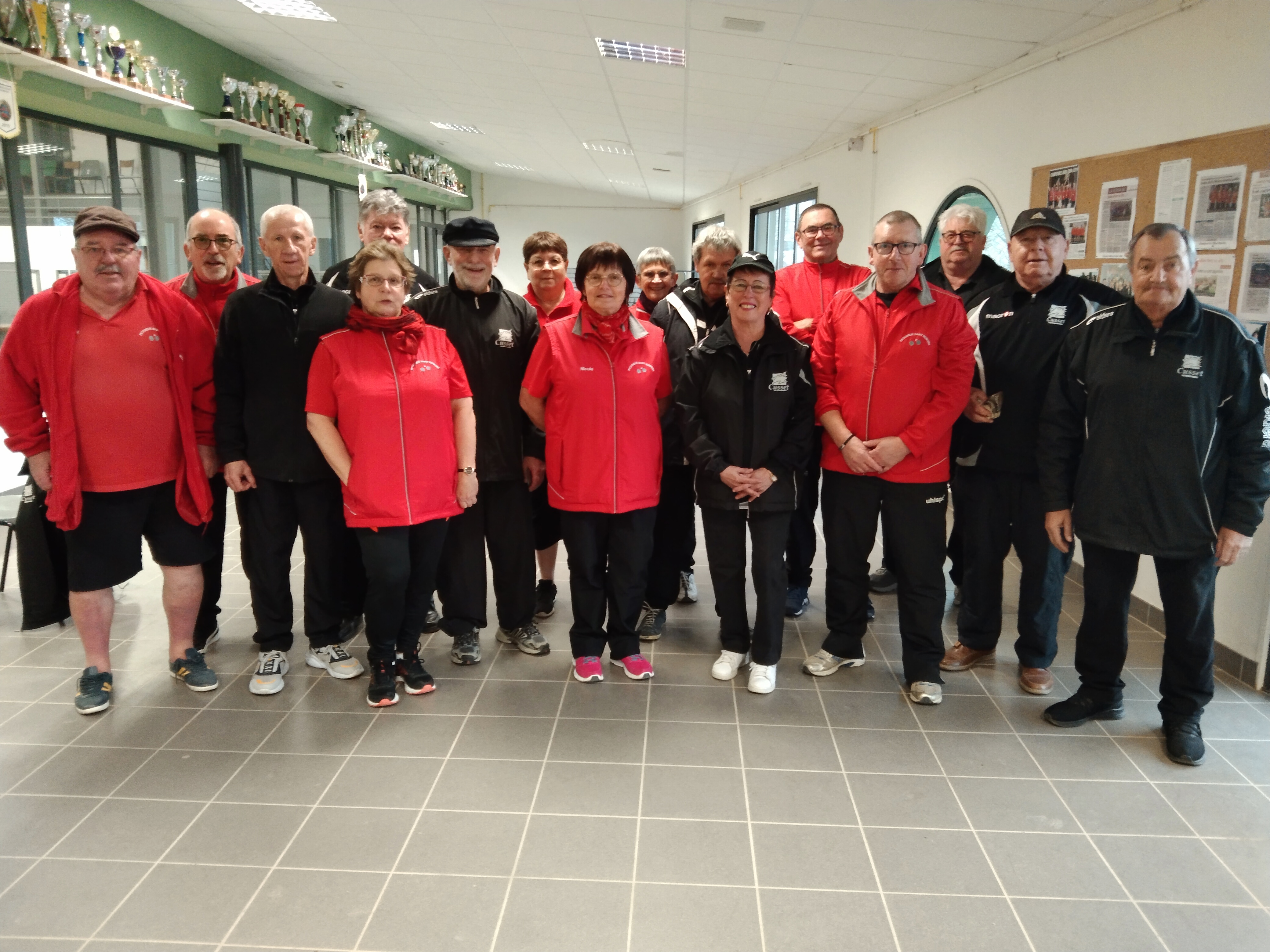 Les 2 équipes réunies pour la photo souvenir Les 2 équipes réunies pour la photo souvenir