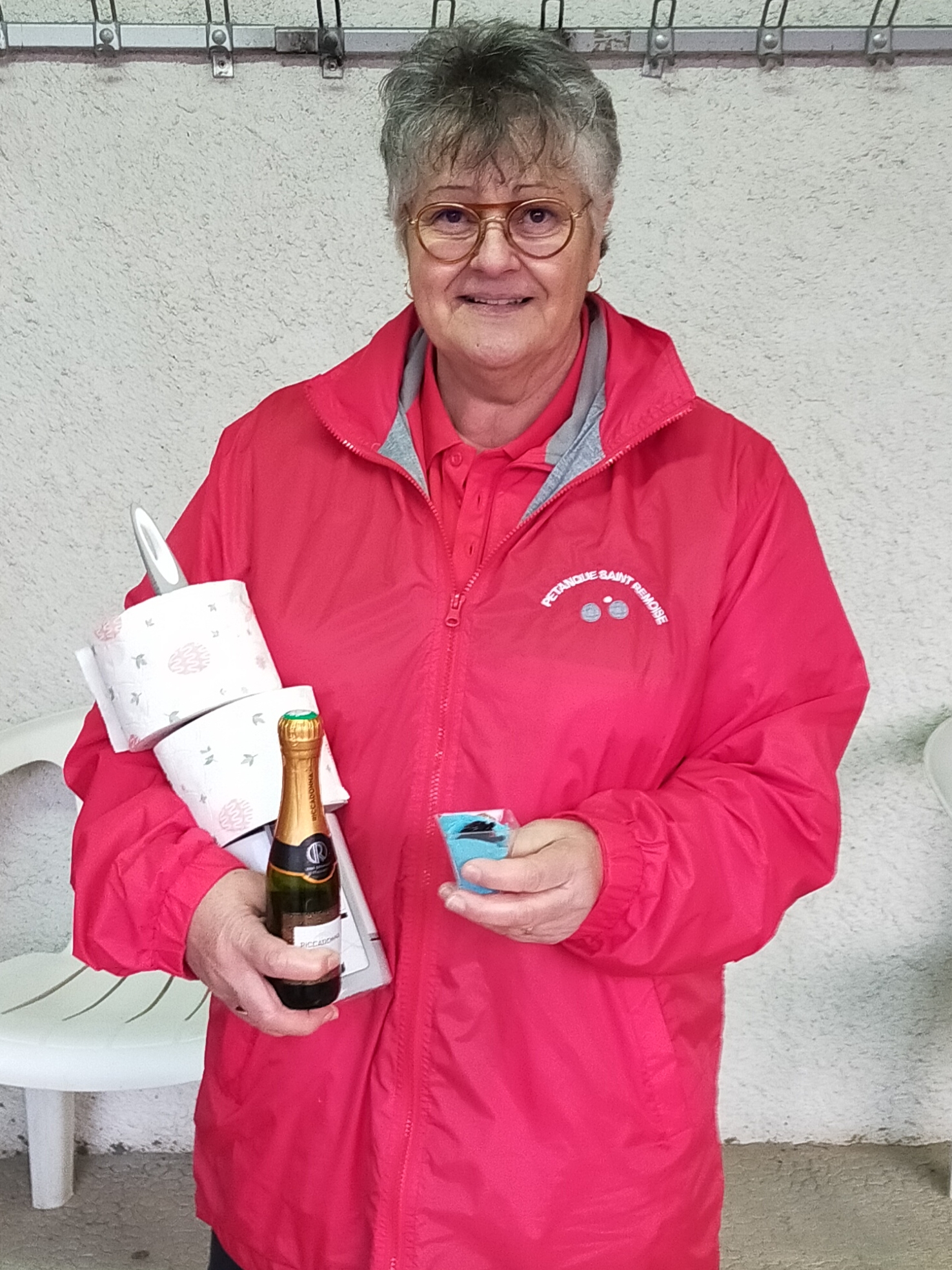 Eliane avec son petit cadeau de consolation "spécial" de la part de notre présidente Nicole !