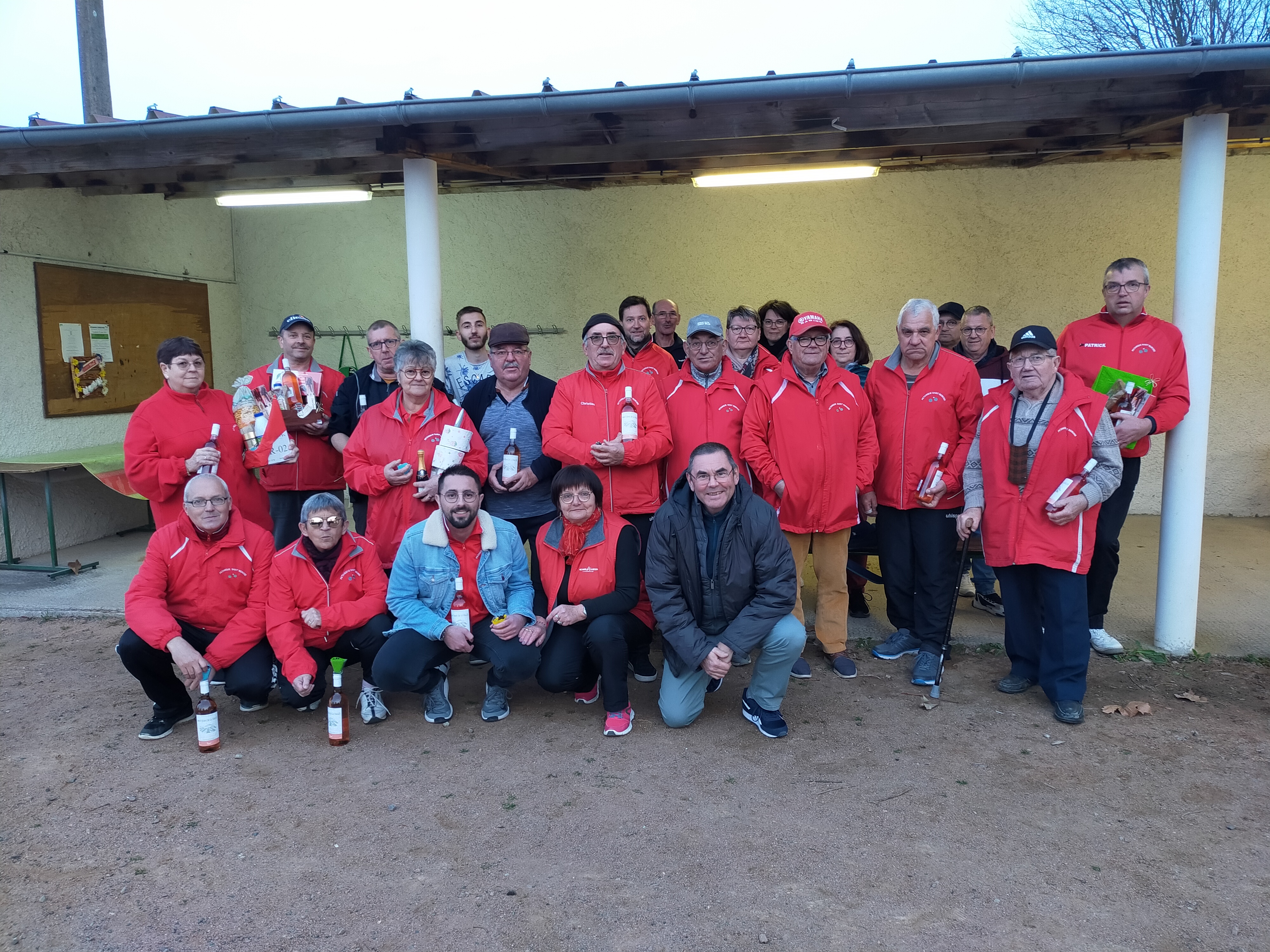 La photo souvenir après la remise des récompenses. La photo souvenir après la remise des récompenses.