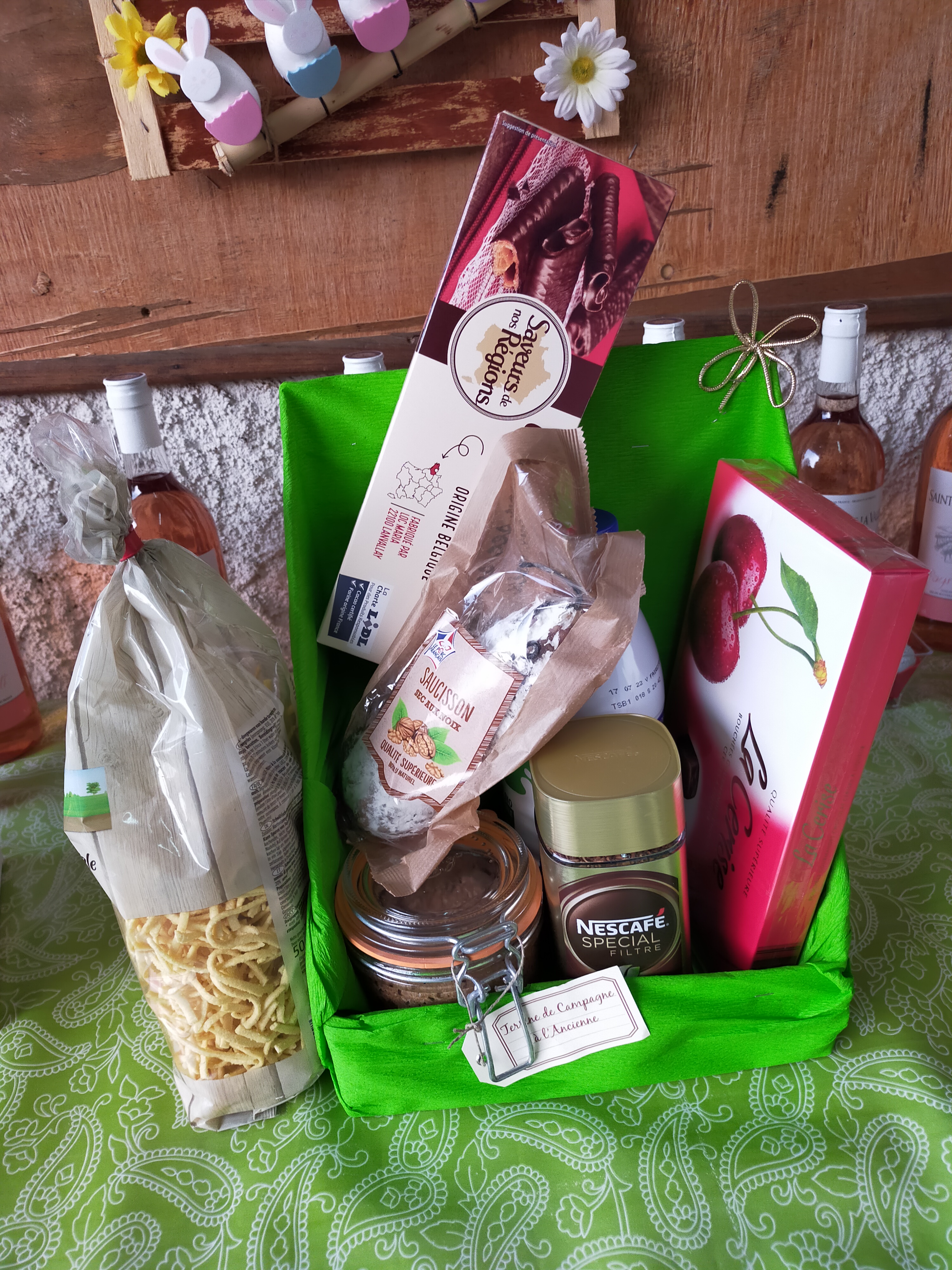 Les beaux paniers garnis préparés par Nicole !