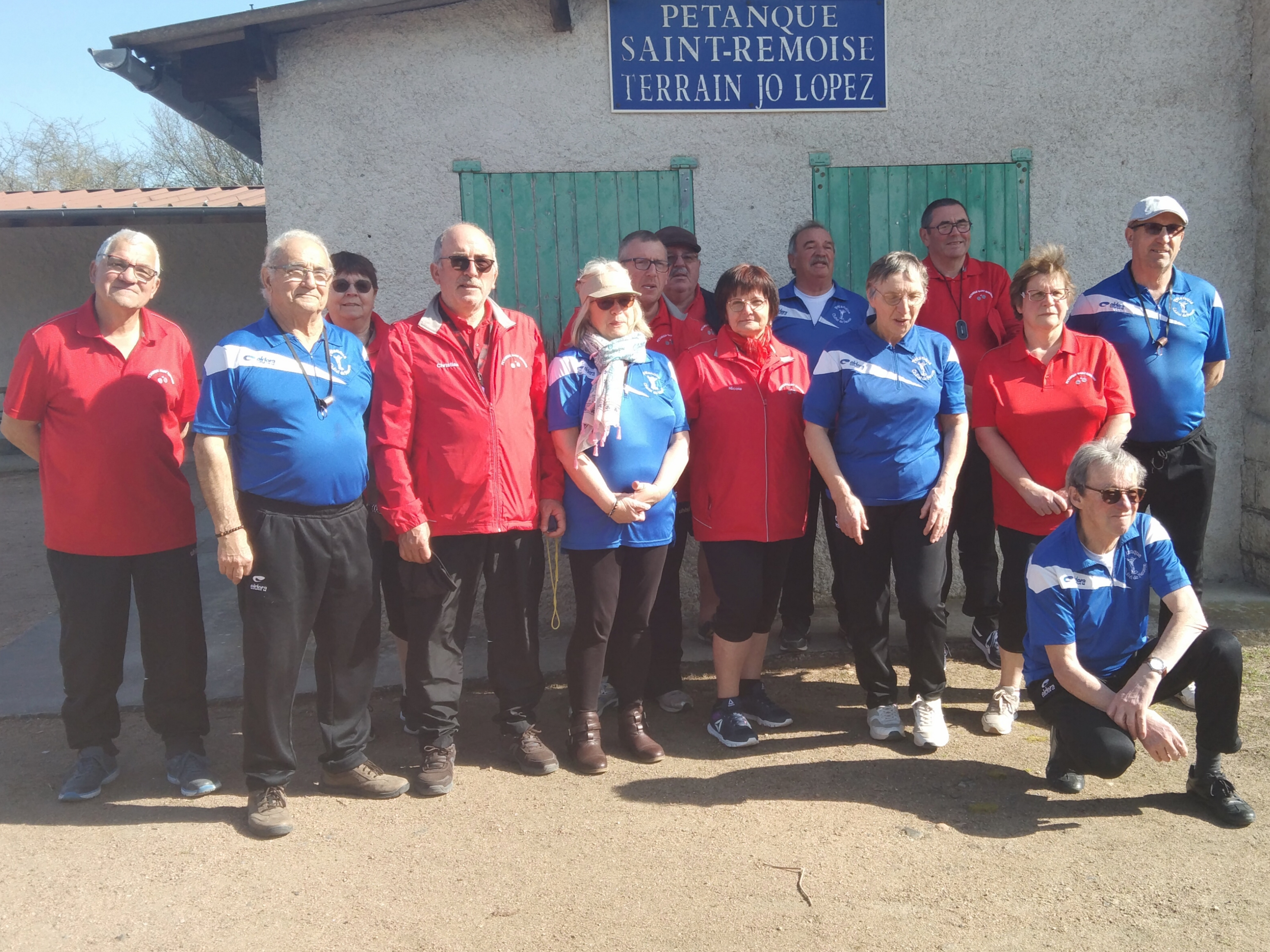 Les 2 équipes réunies pour la photo souvenir. Les 2 équipes réunies pour la photo souvenir.