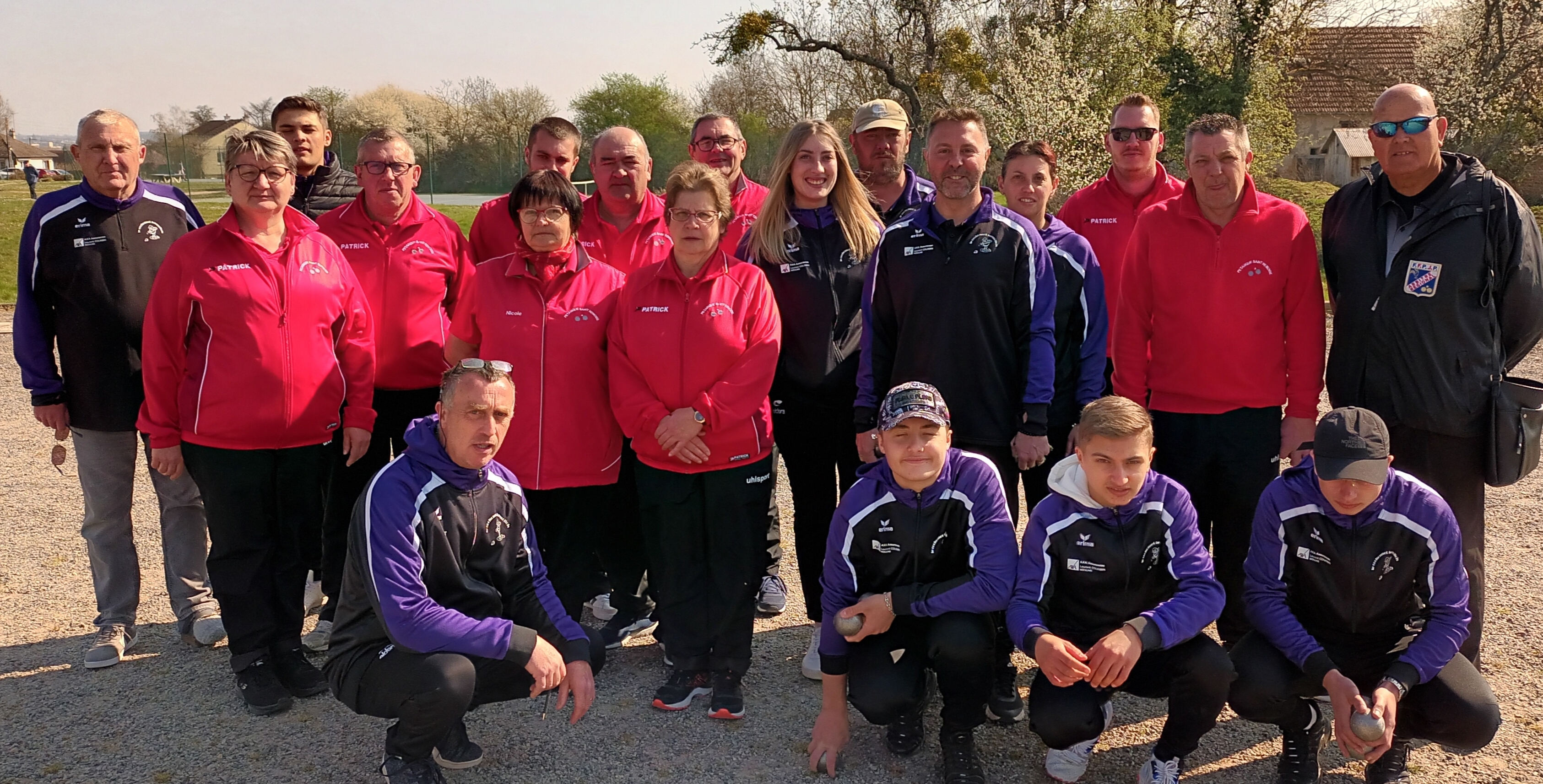 Les 2 équipes réunies pour la photo souvenir. Les 2 équipes réunies pour la photo souvenir.