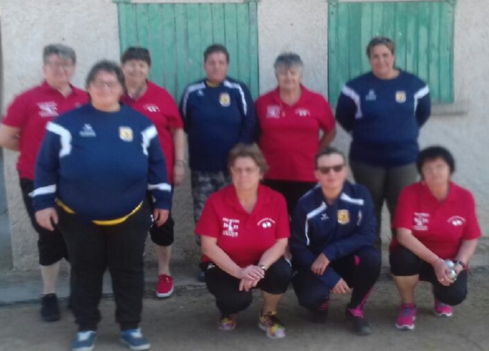 Les 2 équipes posant pour la photo souvenir Les 2 équipes posant pour la photo souvenir