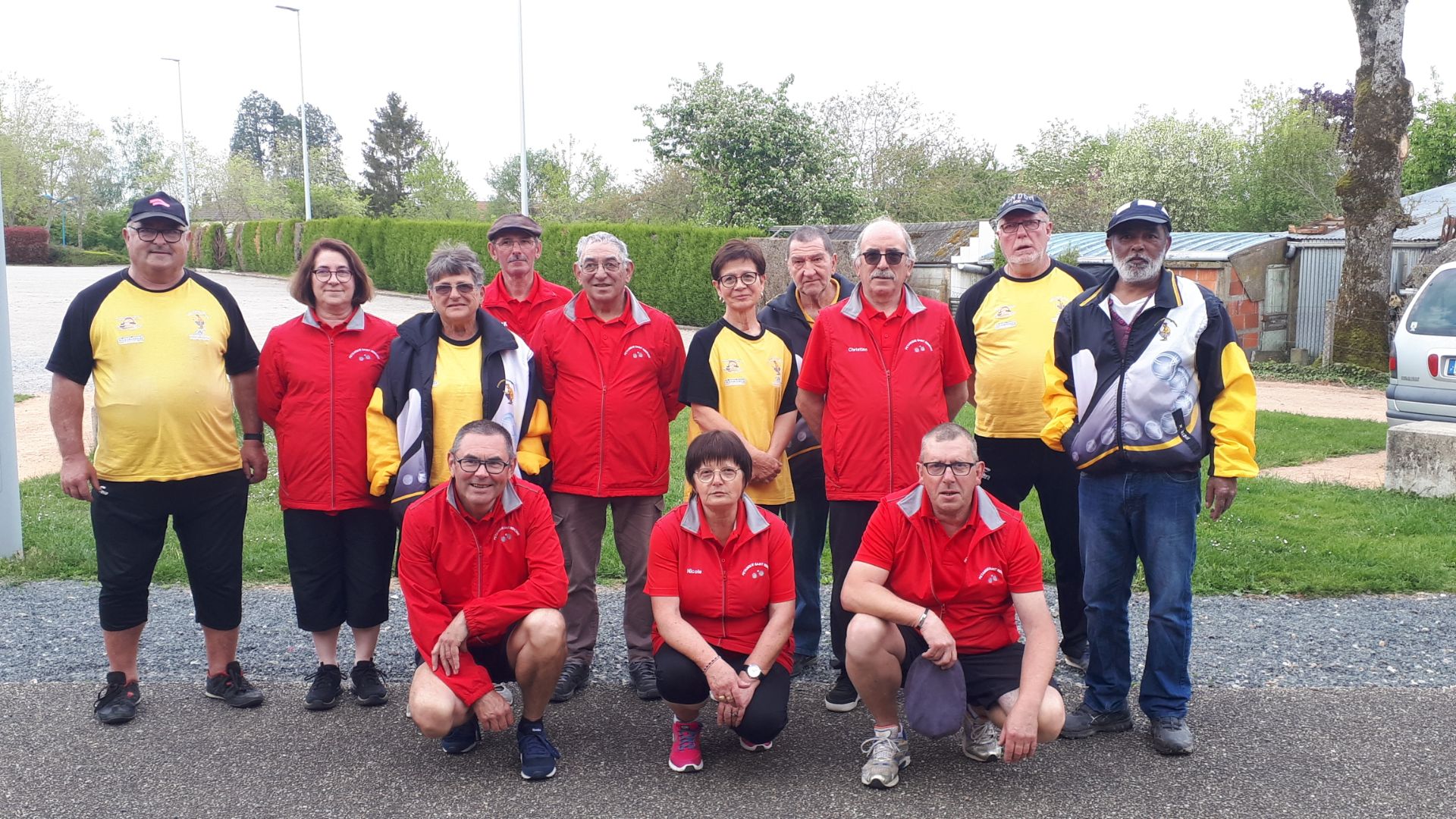 La photo souvenir de cette rencontre avec les 2 équipes. La photo souvenir de cette rencontre avec les 2 équipes.