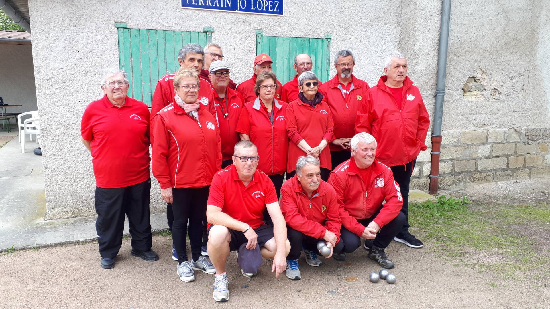 Les 2 équipes sur la même longueur d'onde, "en rouge et noir" ! Les 2 équipes sur la même longueur d'onde, "en rouge et noir" !