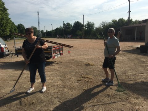 Papaye et Martine ratissant le terrain !