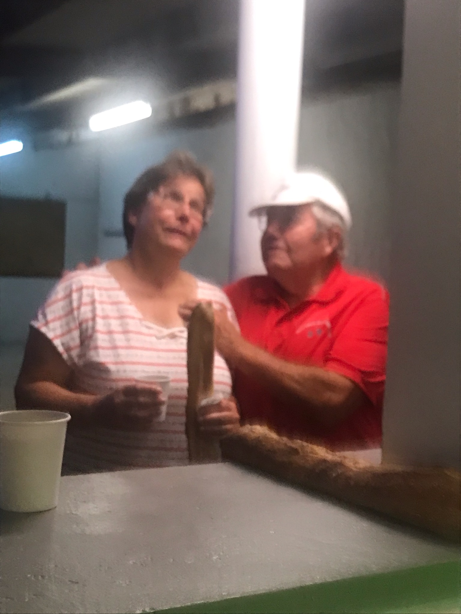 En fin de soirée, Marie est aux anges lorsque Rolland pousse la chansonette ! ! En fin de soirée, Marie est aux anges lorsque Rolland pousse la chansonette ! !