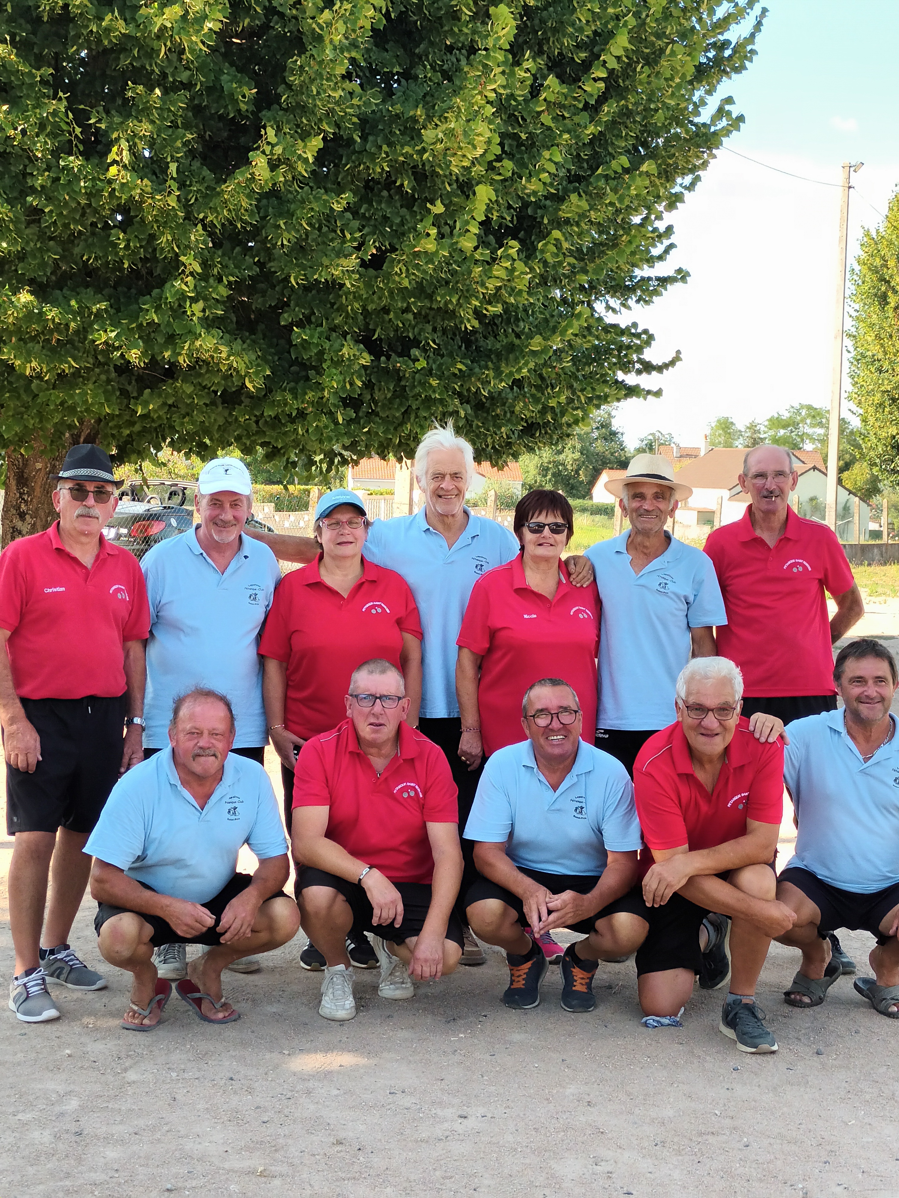 La photo de fin de rencontre avec les 2 équipes. La photo de fin de rencontre avec les 2 équipes.
