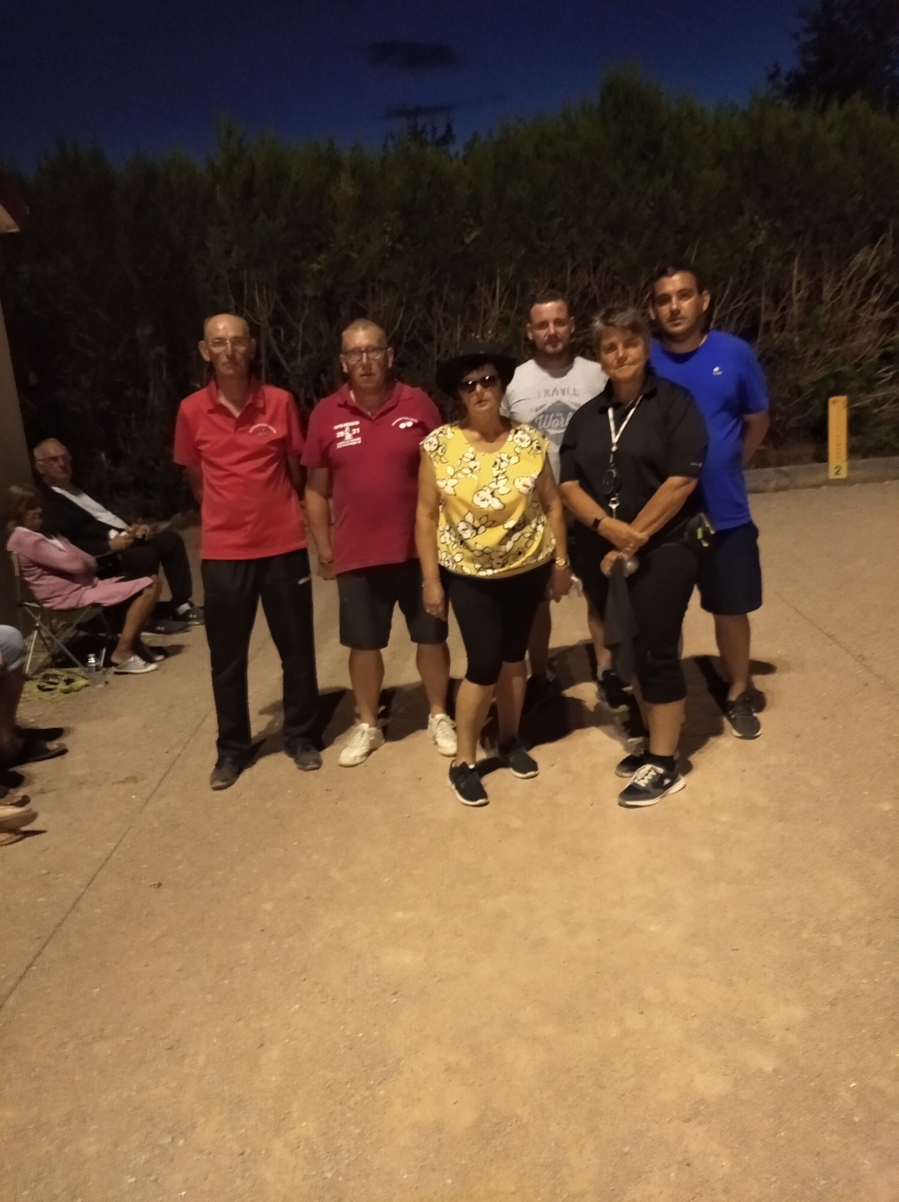 Chérif, Serge et Nicole posent pour la photo souvenir avec l'équipe de Saint Christophe. Chérif, Serge et Nicole posent pour la photo souvenir avec l'équipe de Saint Christophe.
