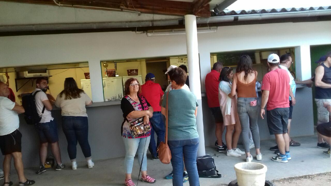 Tandis que certaines papottent, d'autres se rincent la glotte ! Tandis que certaines papottent, d'autres se rincent la glotte !