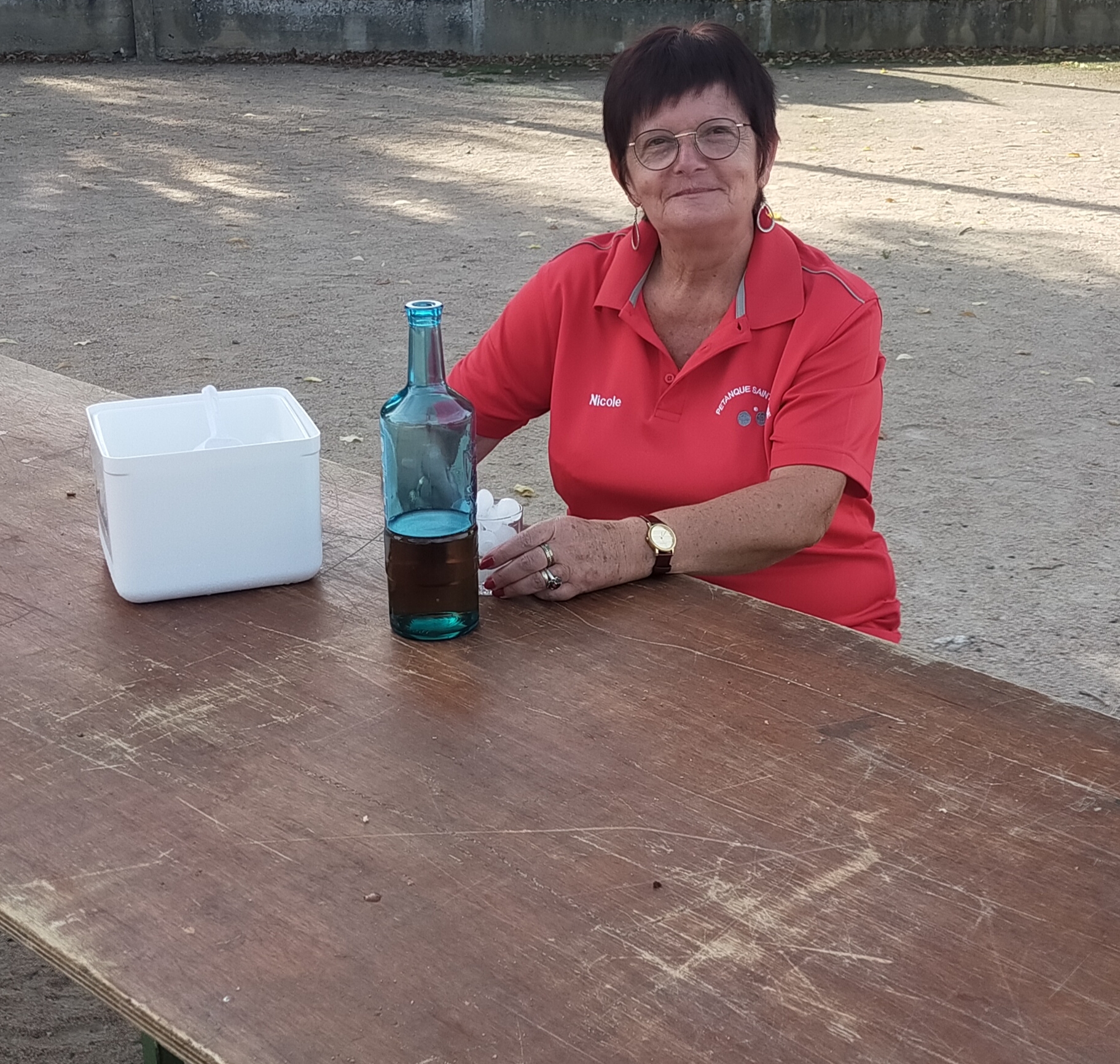 La présidente avec un petit rosé bien mérité pour fêter la victoire ! La présidente avec un petit rosé bien mérité pour fêter la victoire !