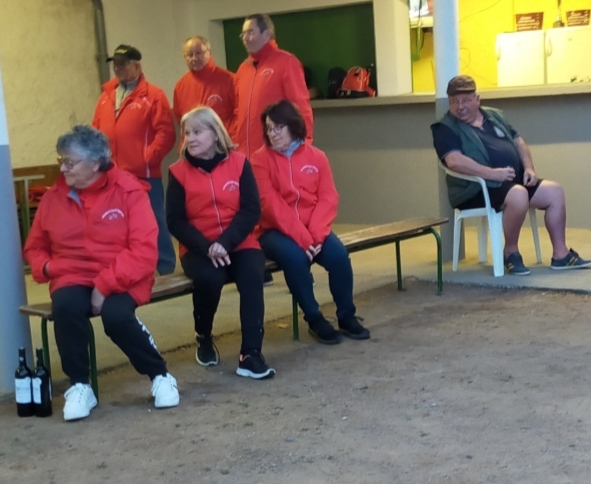 A doite toute pour écouter la présidente Nicole à l'heure de la remise des prix ! A doite toute pour écouter la présidente Nicole à l'heure de la remise des prix !