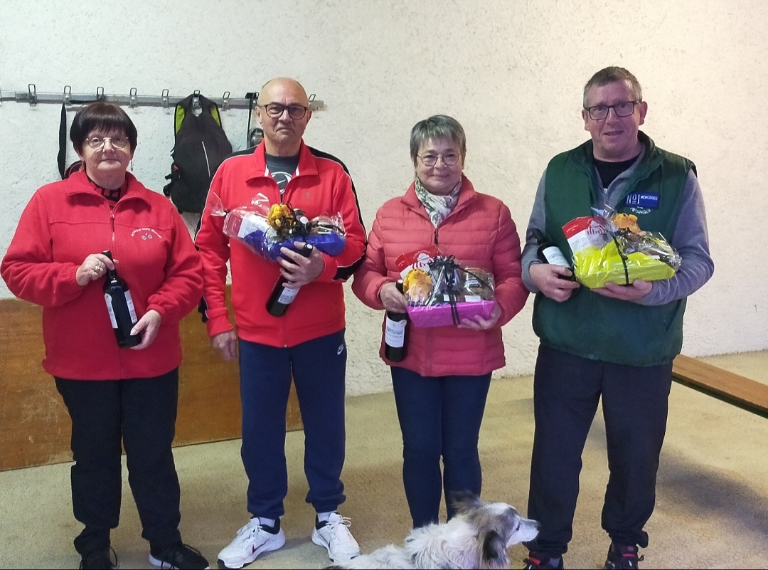 Nicole, la présidente avec les 3 laurétas du concours ! Nicole, la présidente avec les 3 laurétas du concours !