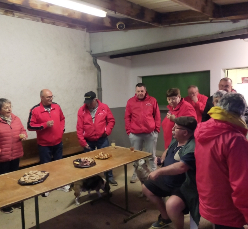 Autour de la table tous égaux ! ! Autour de la table tous égaux ! !