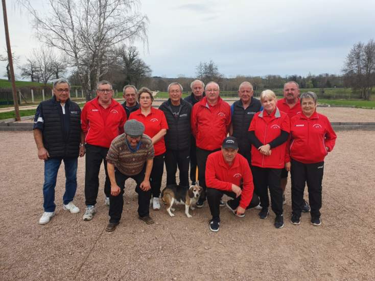 LES VÉTÉRANS (A) S'IMPOSENT FACE AU DONJON EN COUPE D'ALLIER