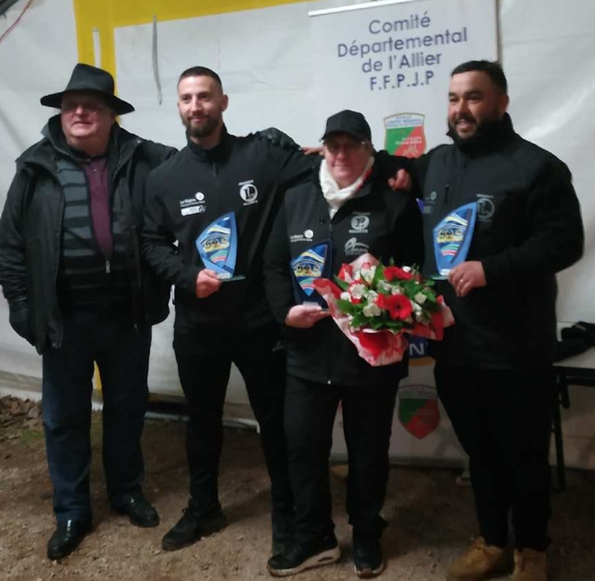 Max le président bellerivois avec son équipe championne d'Allier.