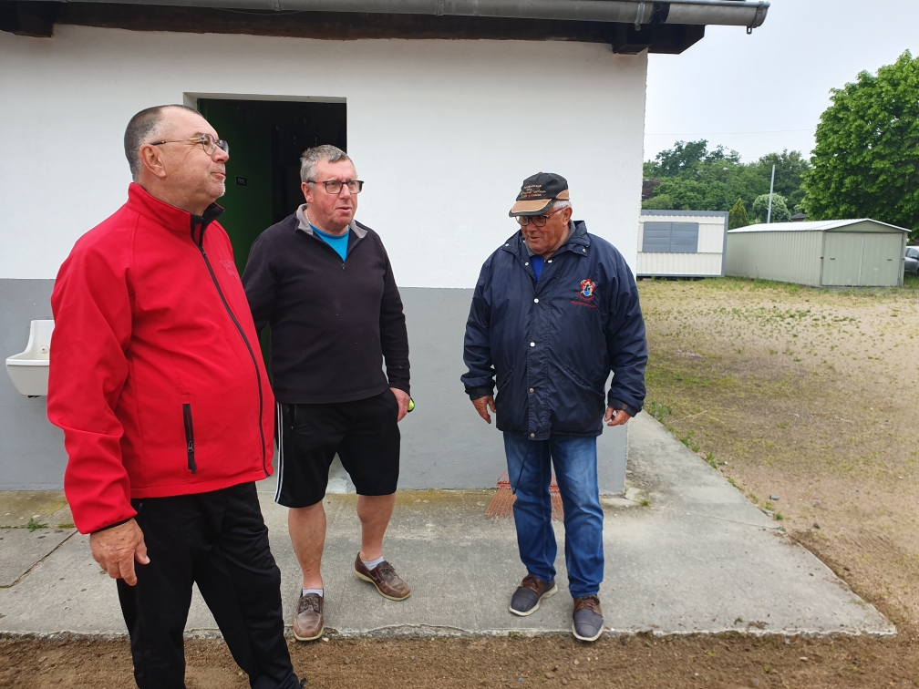 UN BON DÉSHERBAGE EN COLLABORATION AVEC LA RETRAITE SPORTIVE UN BON DÉSHERBAGE EN COLLABORATION AVEC LA RETRAITE SPORTIVE