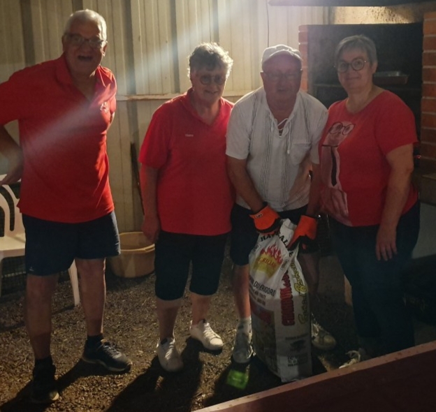 L'équipe Barbecue avec le chef cuistot de la soirée, Kiki, entouré par Patrick, Eliane et Sandrine L'équipe Barbecue avec le chef cuistot de la soirée, Kiki, entouré par Patrick, Eliane et Sandrine