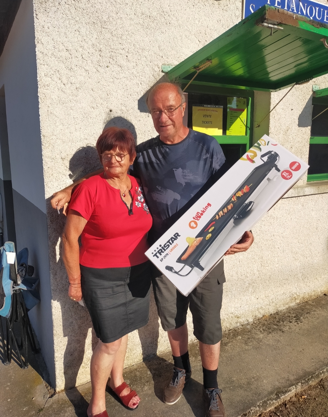 Paul Vallenet, président de Vichy Rhue et gagnant du gros lot de la tombola gérée de main de maître par notre présidente, Nicole ! Paul Vallenet, président de Vichy Rhue et gagnant du gros lot de la tombola gérée de main de maître par notre présidente, Nicole !