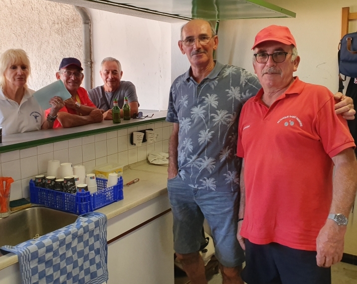 Les "tenanciers" de la buvette, Chérif et Christian.