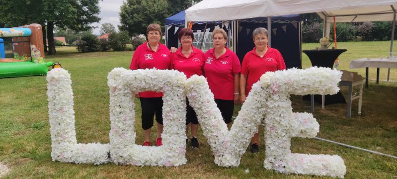 Les filles posant pour une photo romantique dans l'attente du prince charmant qui n'est jamais venu ... ! Les filles posant pour une photo romantique dans l'attente du prince charmant qui n'est jamais venu ... !