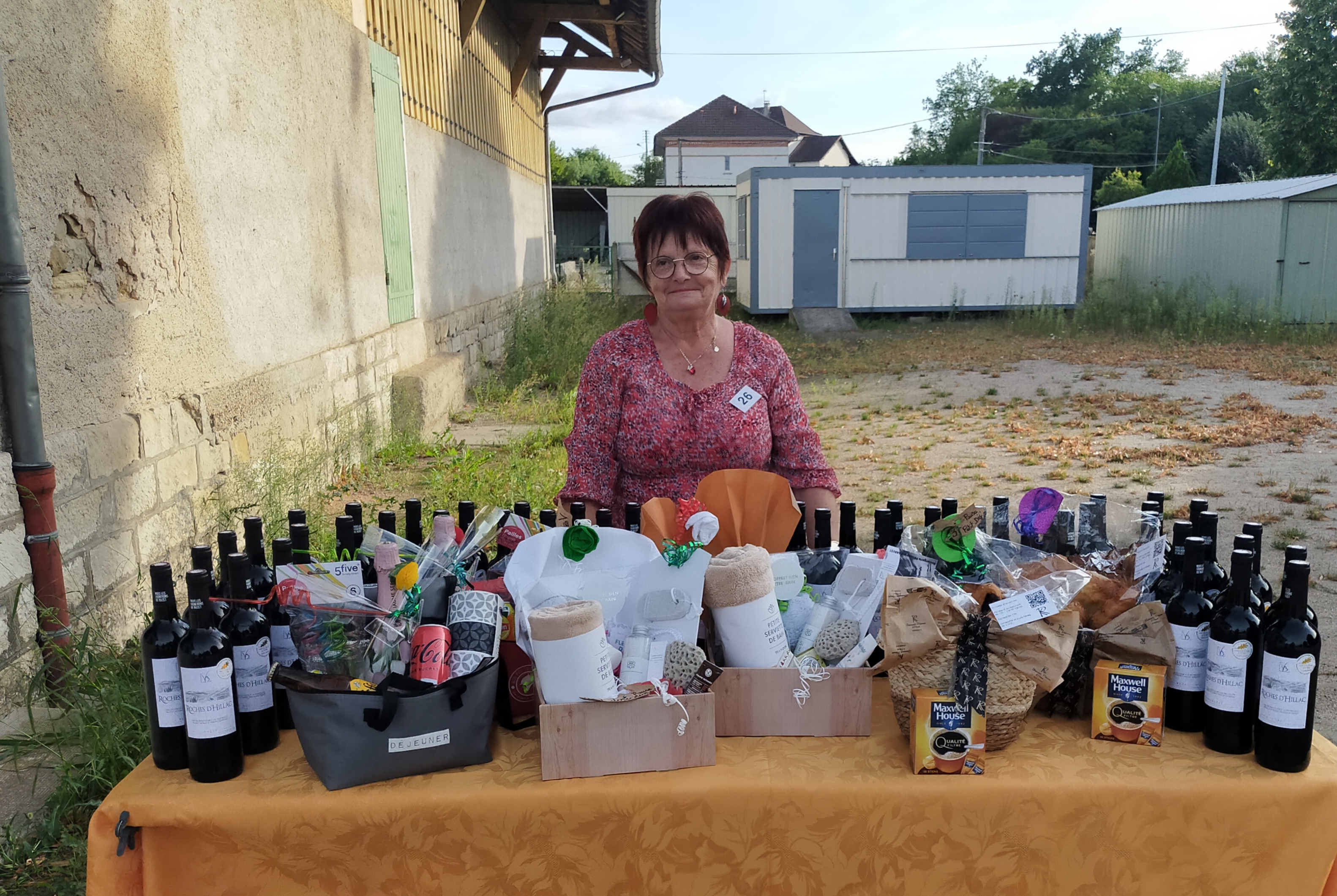 Nicole notre présidente avant la remise des lots. Nicole notre présidente avant la remise des lots.