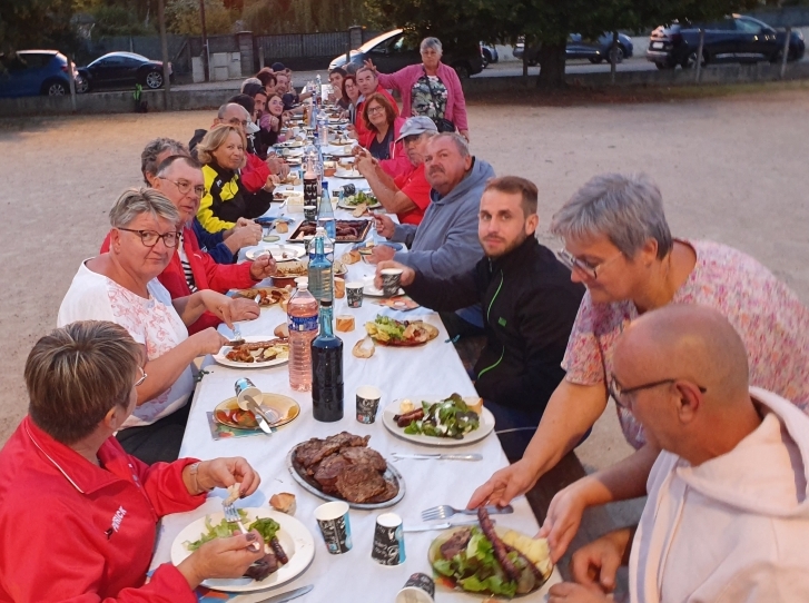 Une bonne tablée pour déguster le barbecue !