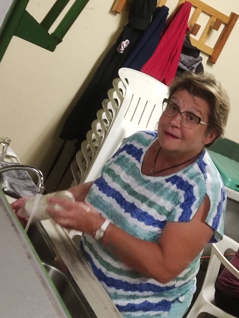 Marie Ange à la plonge ! Marie Ange à la plonge !