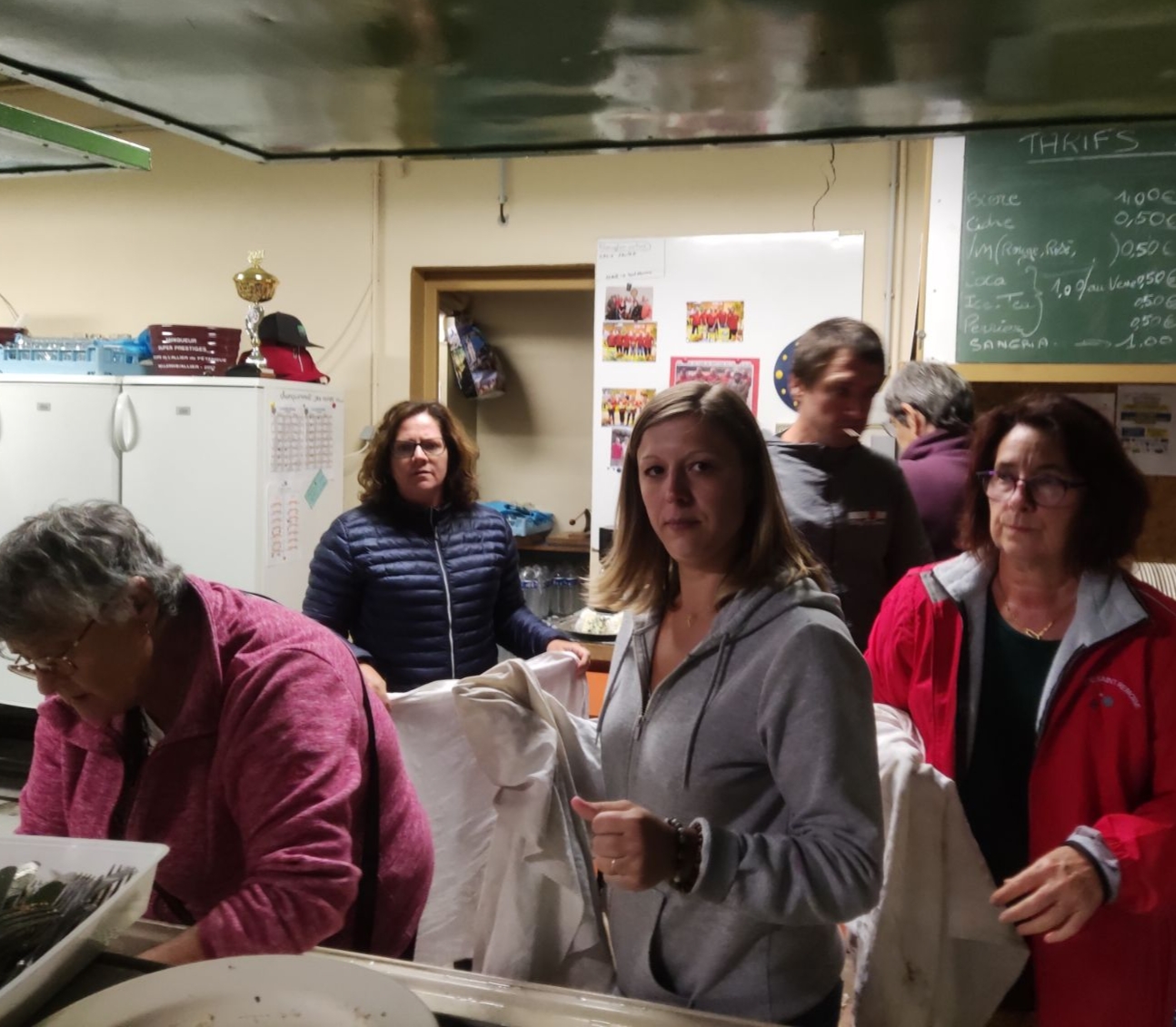 Magalie et Marie, torchon en main, attendent la plongeuse Eliane !