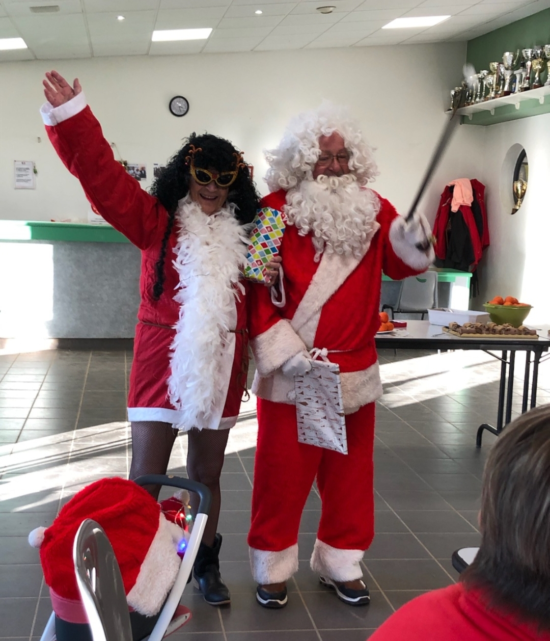 L'arrivée surprise du Père et de la Mère Noël en fin de repas ! L'arrivée surprise du Père et de la Mère Noël en fin de repas !