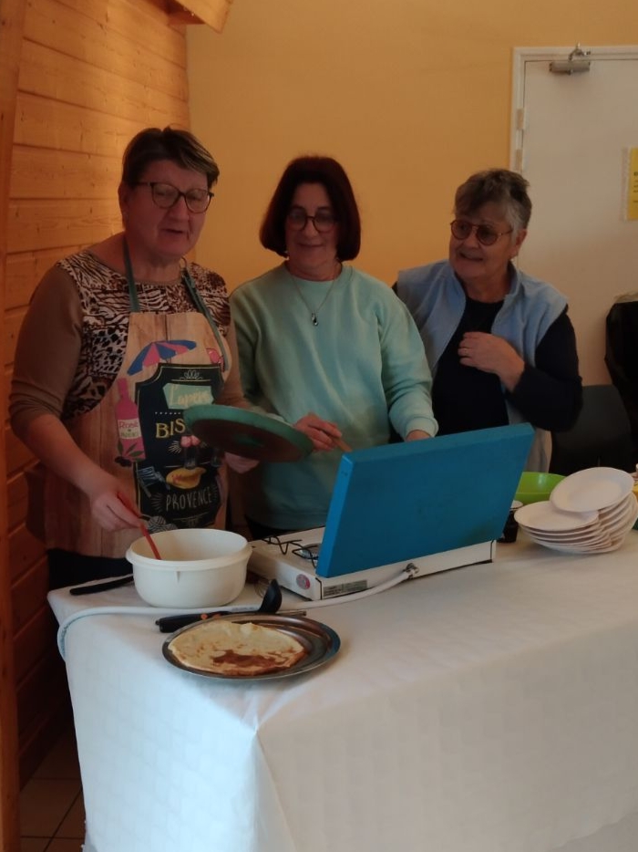 Béa, Marie et Eliane au buffet.