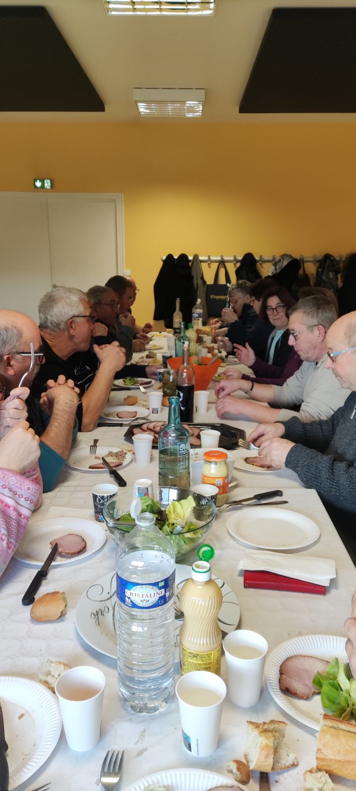 Avant le début du concours, les bénévoles se sont bien restaurés !