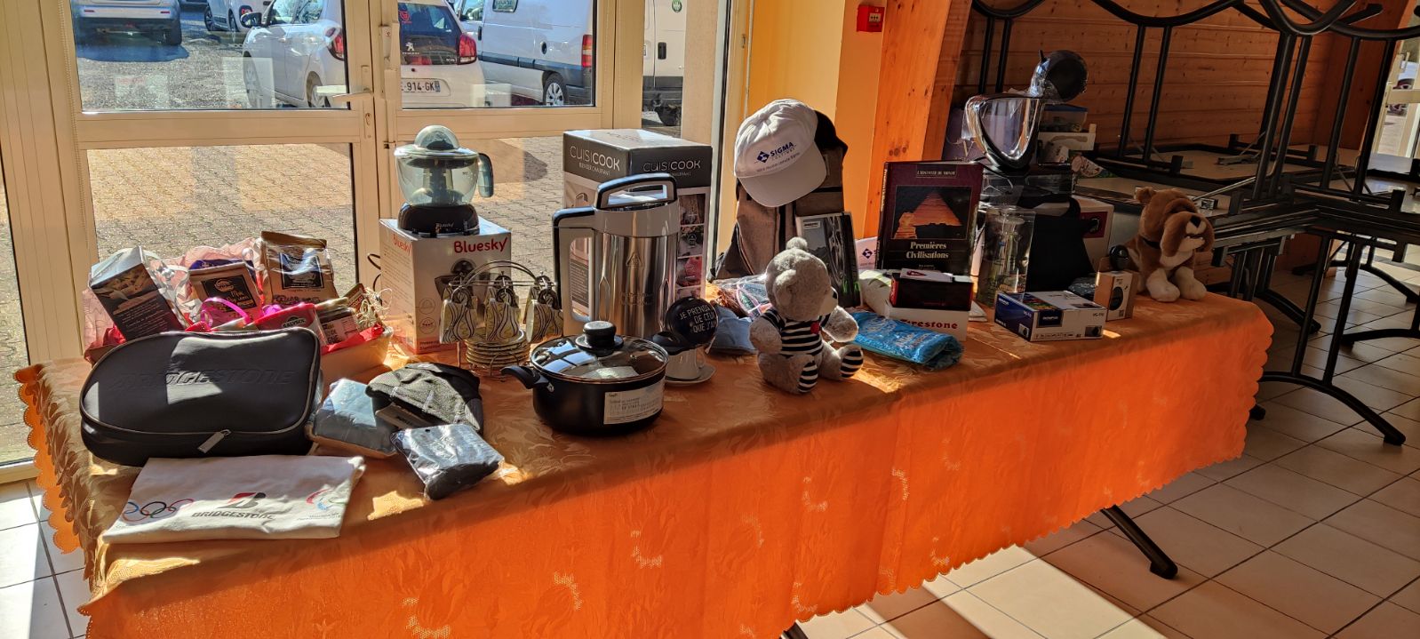 Les lots de la tombola de notre chère présidente Nicole ont fait le bonheur des plus chanceux ! Les lots de la tombola de notre chère présidente Nicole ont fait le bonheur des plus chanceux !