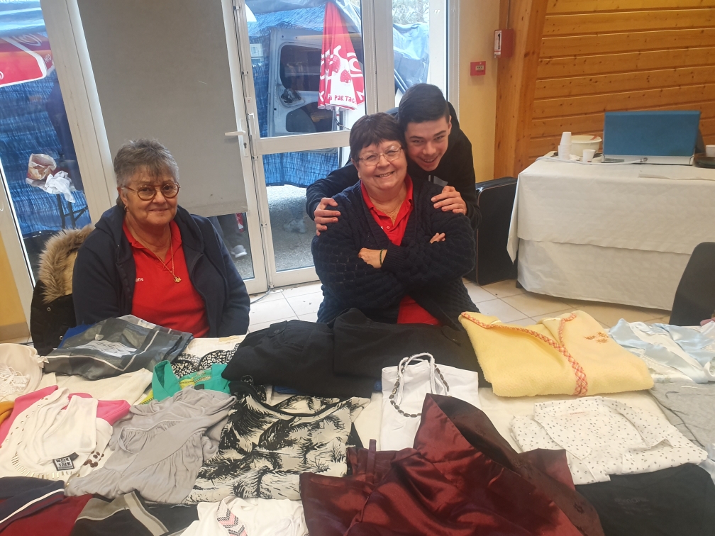 Elaine et Papaye (avec son petit fils) ont pris leur tour de garde du stand du club !