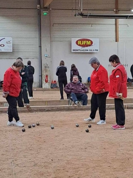 Les filles en pleine réflexion lors d'une mène serrée sous les yeux du fervent supporter, Alain ! Les filles en pleine réflexion lors d'une mène serrée sous les yeux du fervent supporter, Alain !
