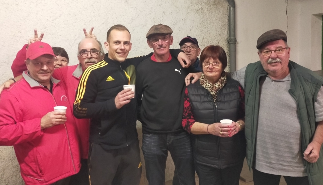 Alex, une des jeunes recrues du club, a égayé la soirée en partageant de bons moments avec les "anciens" ! Alex, une des jeunes recrues du club, a égayé la soirée en partageant de bons moments avec les "anciens" !