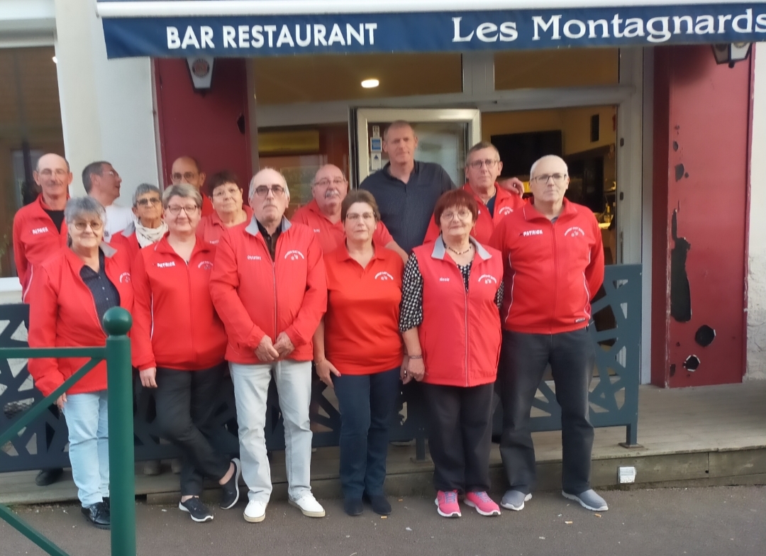 Le Comité Directeur posant avec Gaël le patron "Des Montagnards" et sponsor du club.