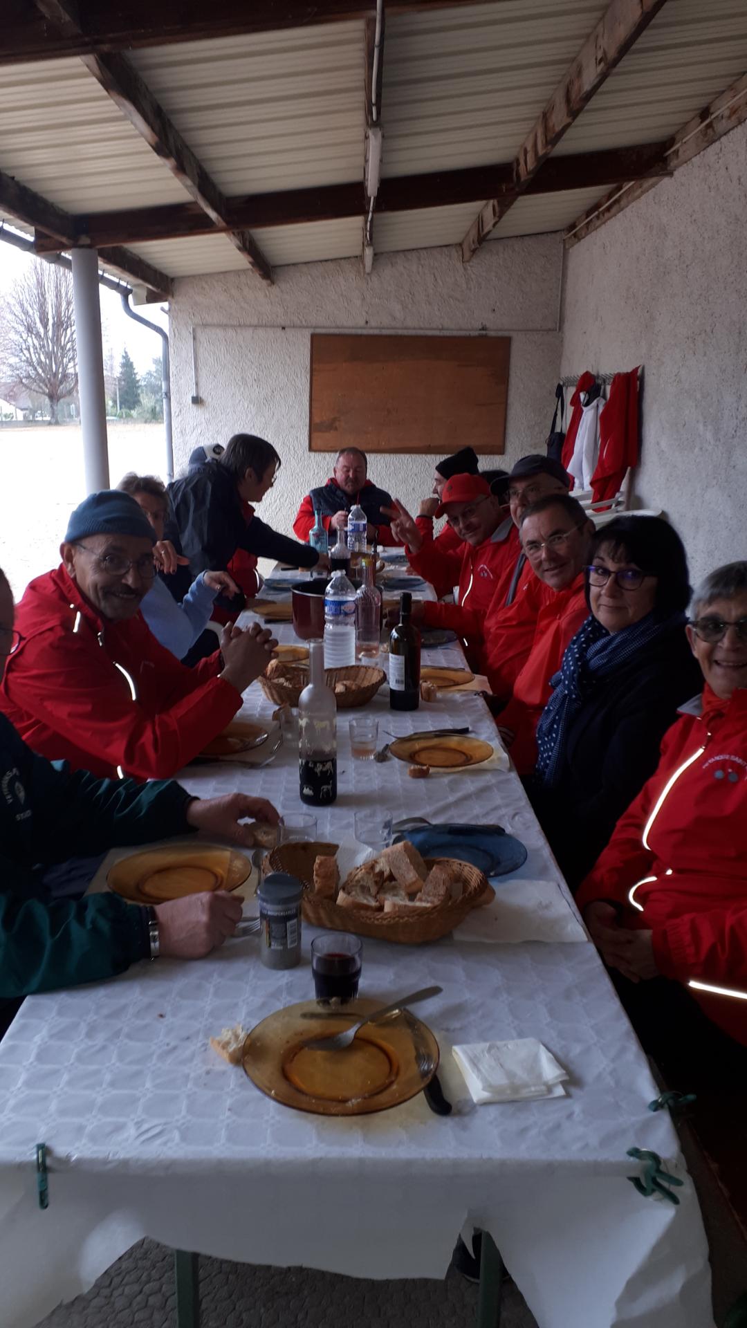 Chez les vétérans, au casse croute pas de feignants ...!