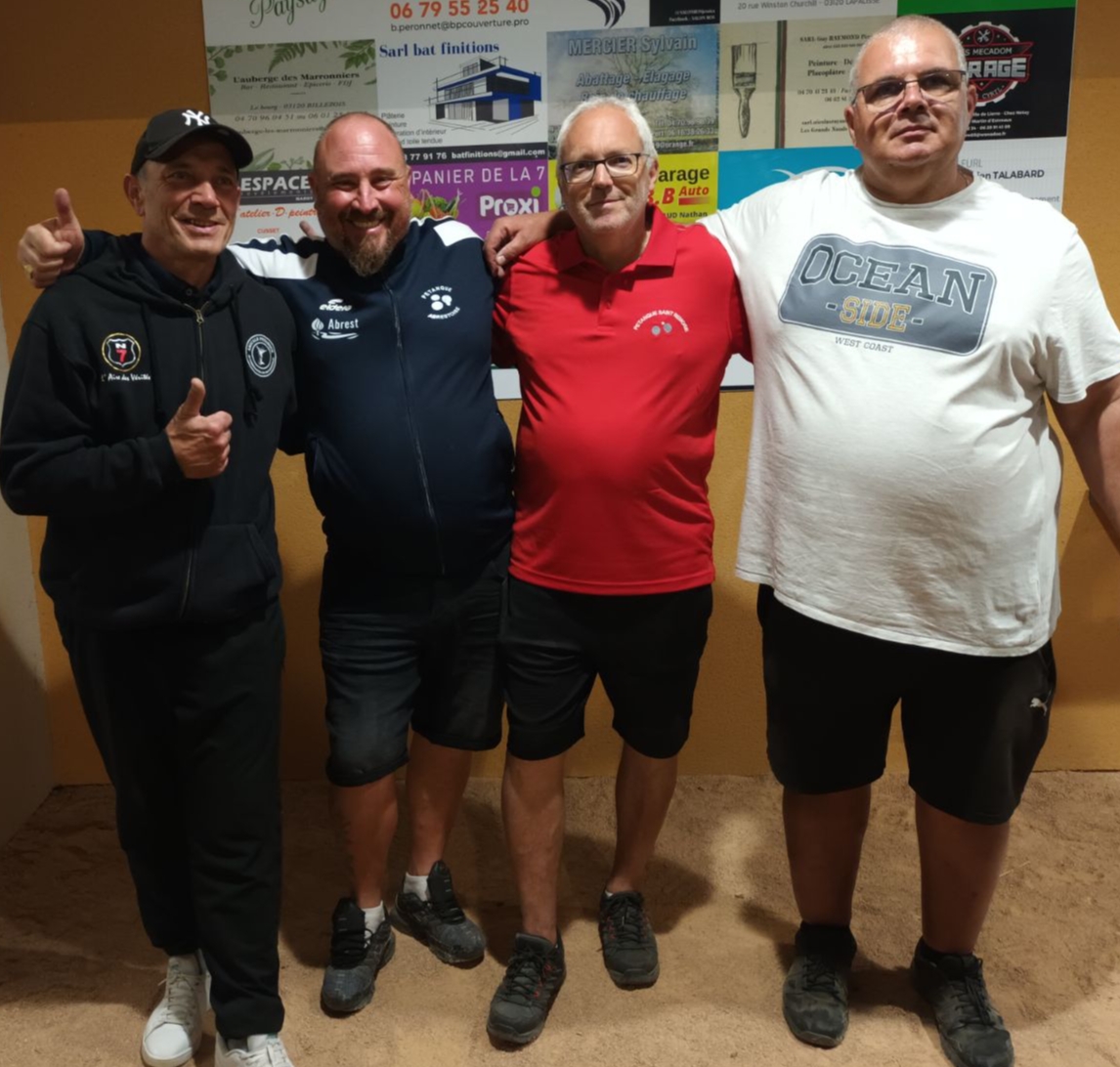 Les finalistes Alain et Patrice aux côtés des vainqueurs du concours (C). Les finalistes Alain et Patrice aux côtés des vainqueurs du concours (C).