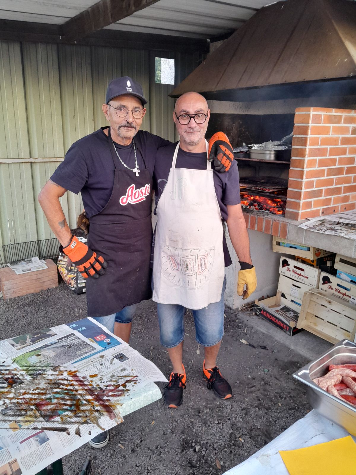 Lapin et Franck ont assuré au barbecue. Bravo les gars ! Lapin et Franck ont assuré au barbecue. Bravo les gars !