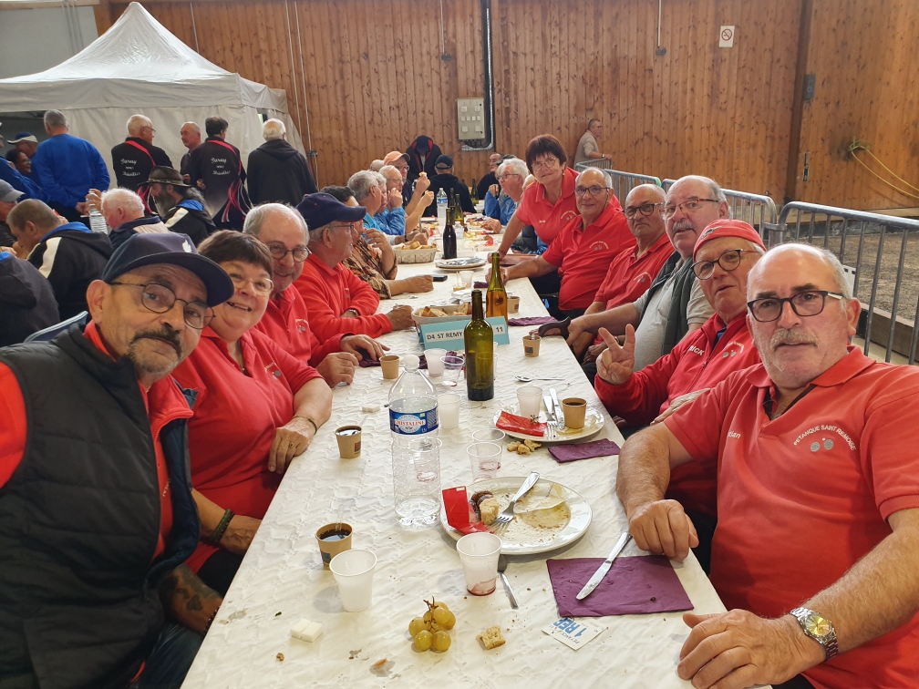 Joueurs et supporters réunis pour partager le bon repas de midi avant la finale ! Joueurs et supporters réunis pour partager le bon repas de midi avant la finale !