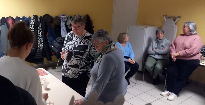 Au choix devant la table à manger ou devant la table à repasser, ces dames ont choisi !